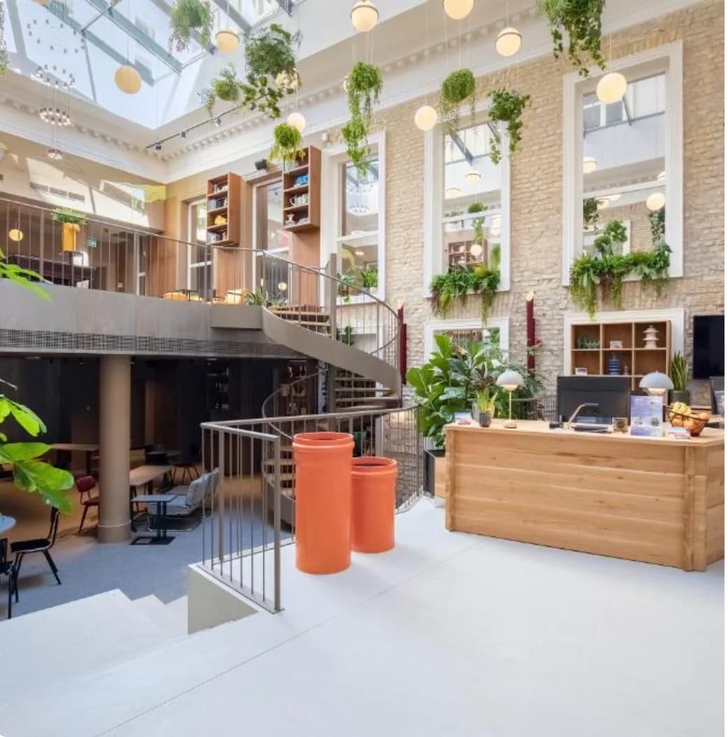 Maverick Athenaeum, Pest centro — 1